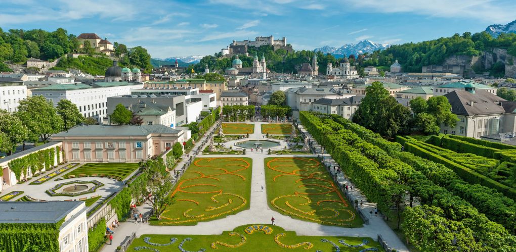 Stadt Salzburg mit traumhaften Blick auf die Burg Hohensalzburg über den Mirabellgarten und die weltbekannte Altstadt