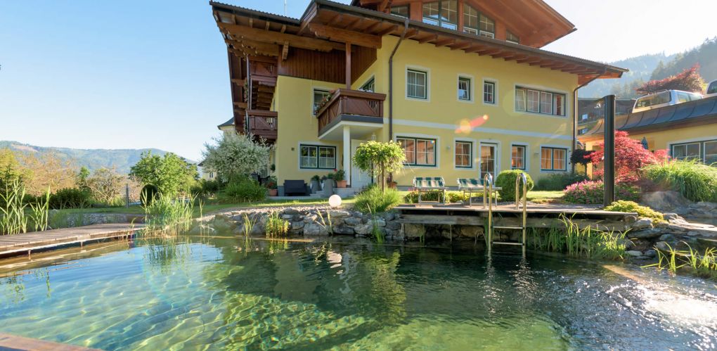 Abkühlung an einem heißen Sommertag im Schwimmteich